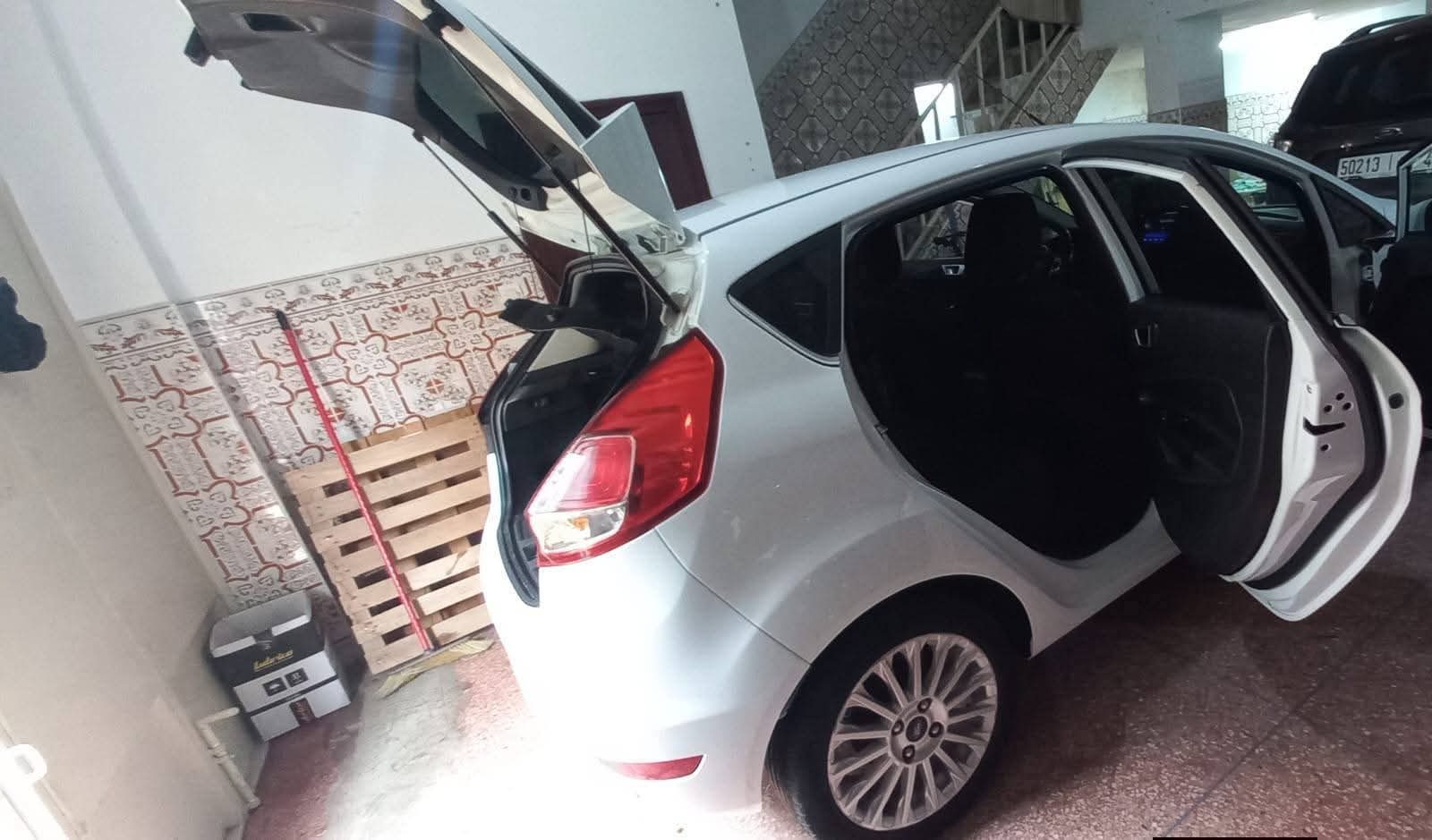 للبيع: Ford Fiesta Titanium للبيع والتبديل ropliz الموديل: 2016 الوقود: مازوط (ديزل) النسخة: Titaniu - سيارات - الدار البيضاء - صورة 4