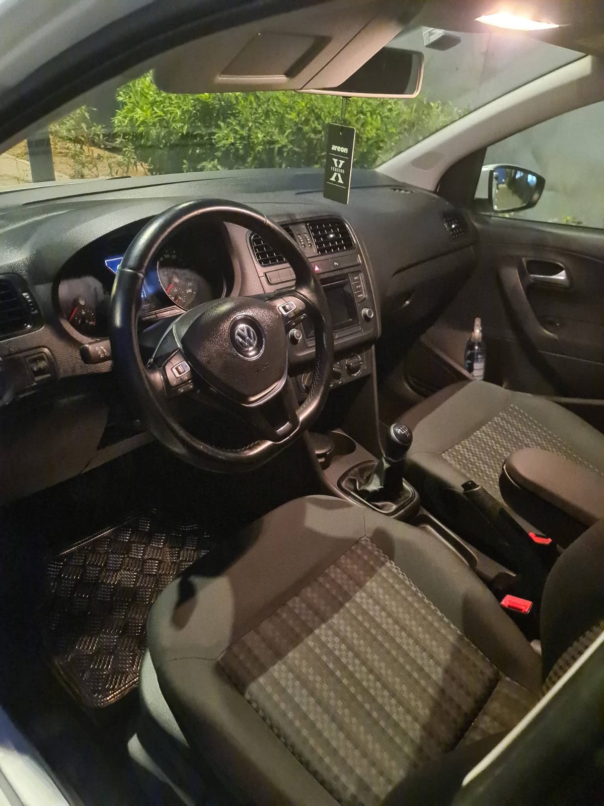 Salut a tous , je met en vente ma voiture marque volkswagen polo types 6R model 2017 carburant diese - سيارات - الدار البيضاء - صورة 2
