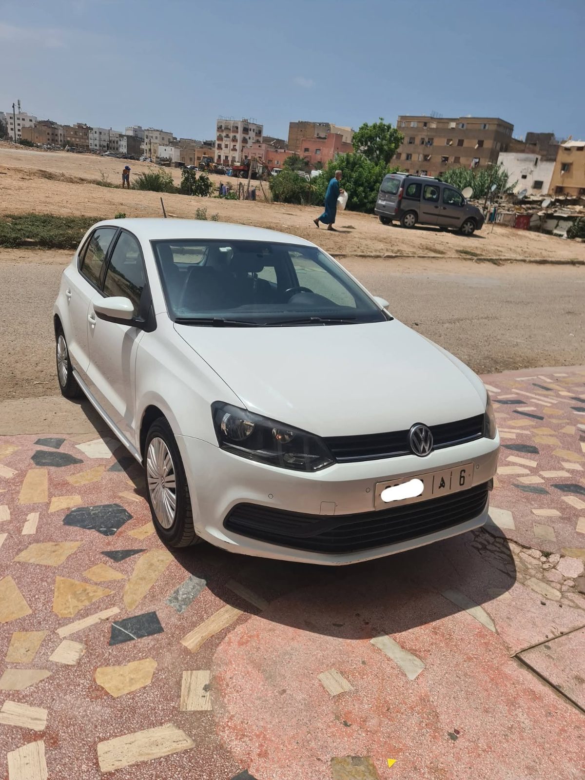 Salut a tous , je met en vente ma voiture marque volkswagen polo types 6R model 2017 carburant diese