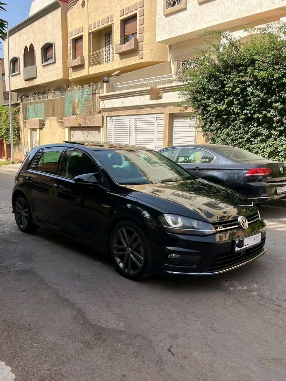 سيارة Volkswagen Golf R-line 2016 باللون الأسود في الدار البيضاء - سيارات - الدار البيضاء - صورة 3