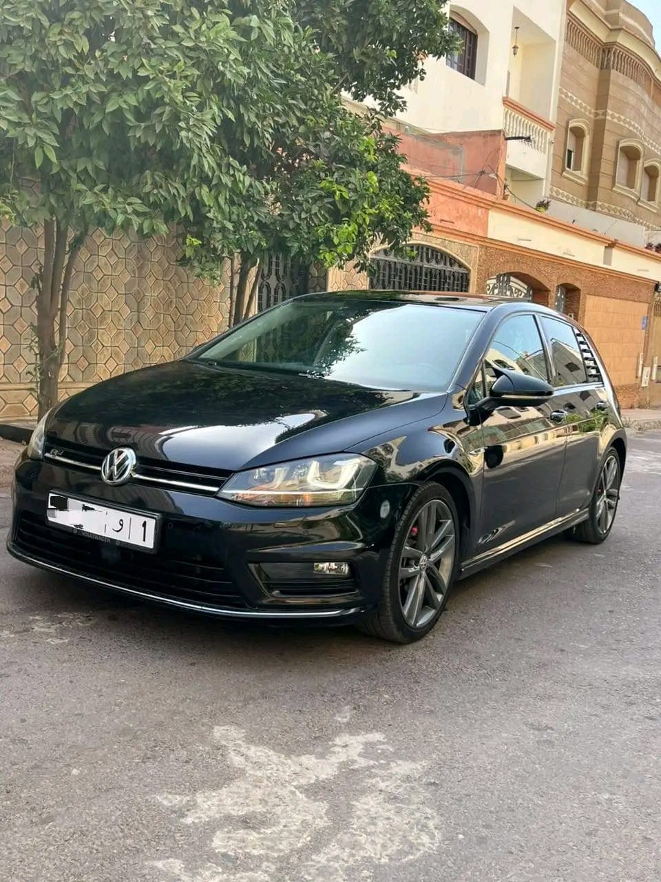 سيارة Volkswagen Golf R-line 2016 باللون الأسود في الدار البيضاء - سيارات - الدار البيضاء - صورة 2