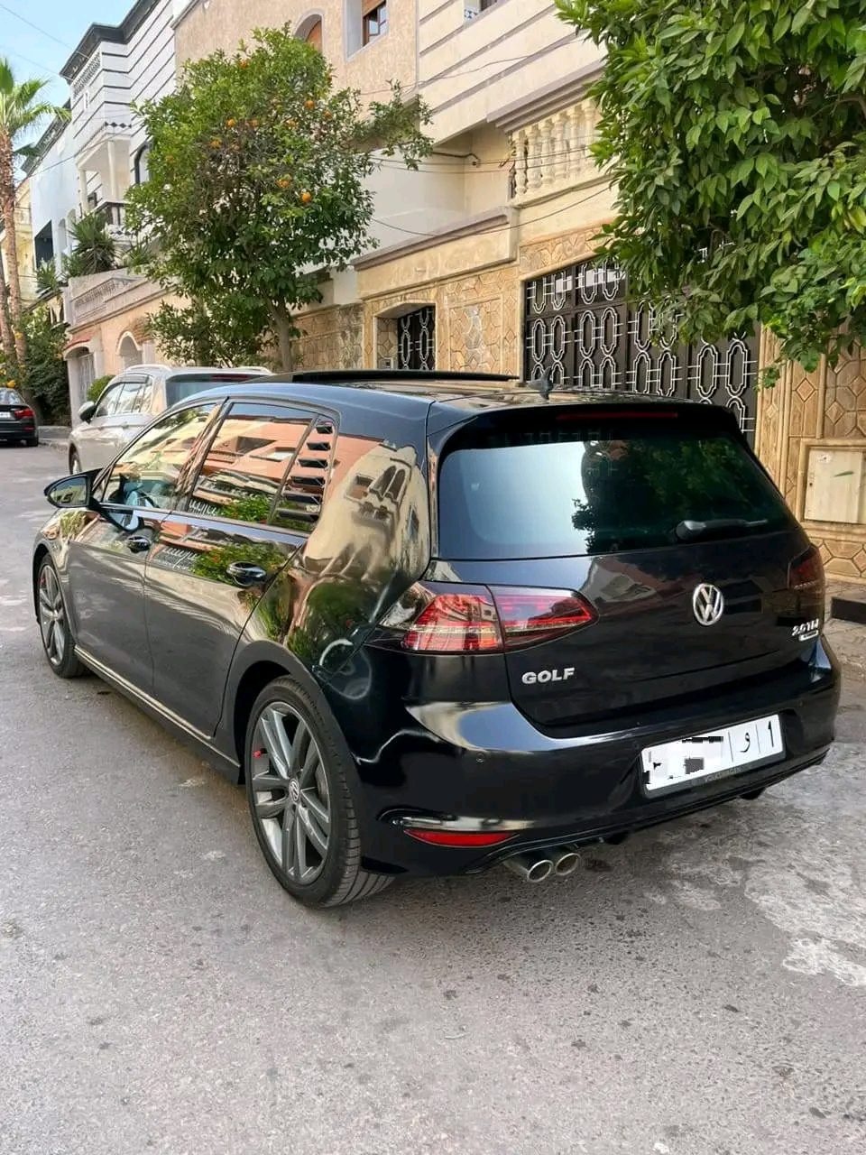 سيارة Volkswagen Golf R-line 2016 باللون الأسود في الدار البيضاء - سيارات - الدار البيضاء - صورة 4