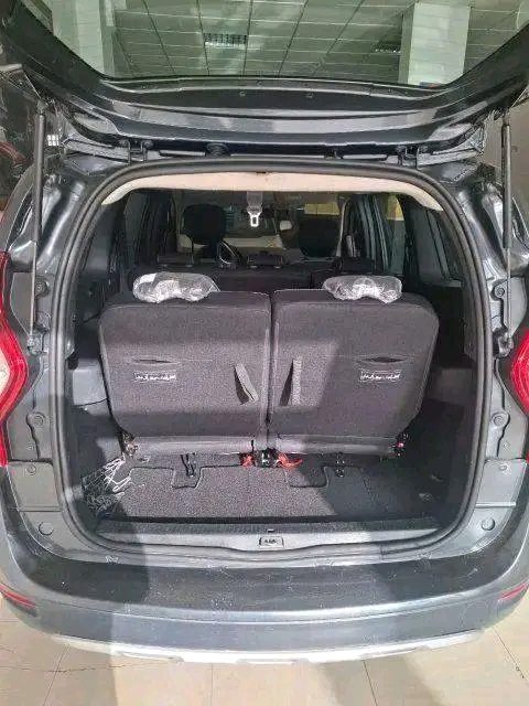 سيارة Dacia Lodgy 2022 باللون الأسود في تطوان - سيارات - تطوان - صورة 2