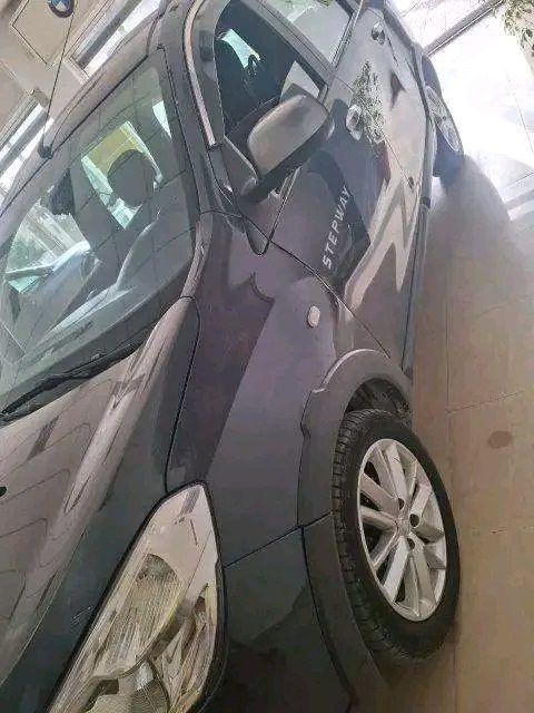 سيارة Dacia Lodgy 2022 باللون الأسود في تطوان