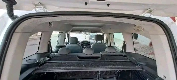 سيارة Dacia Lodgy 2022 باللون الأسود في تطوان - سيارات - تطوان - صورة 4