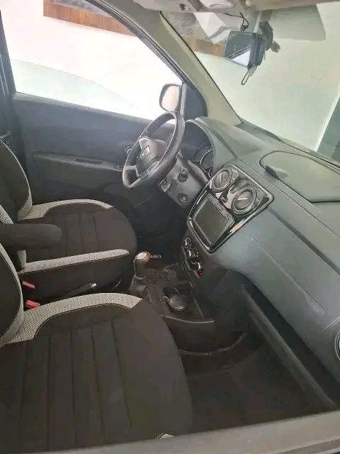 سيارة Dacia Lodgy 2022 باللون الأسود في تطوان - سيارات - تطوان - صورة 3