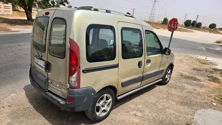 سيارة Renault Kangoo 2005 في الدار البيضاء - الشاحنات والمركبات التجارية - الدار البيضاء - صورة 4