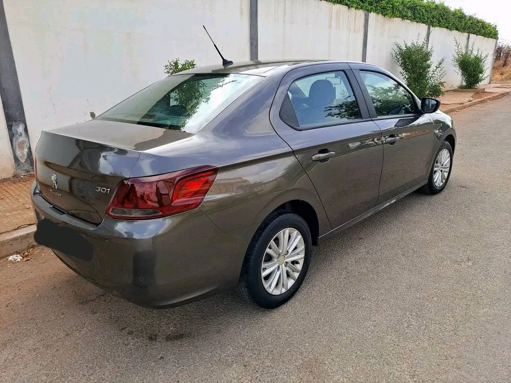 سيارة Peugeot 301 2018 باللون الرمادي في الدار البيضاء - Voitures - Casablanca - photo 4