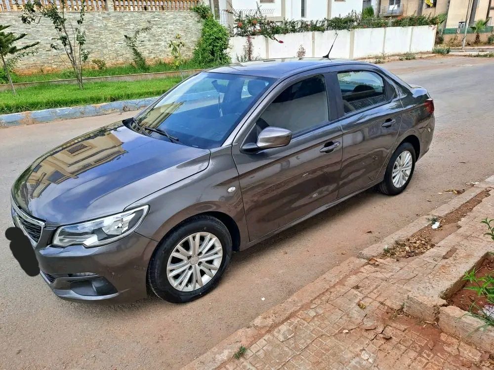 سيارة peugeot 301 2018 باللون الرمادي في الدار البيضاء