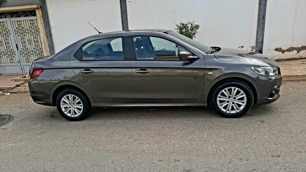سيارة Peugeot 301 2018 باللون الرمادي في الدار البيضاء - Voitures - Casablanca - photo 5