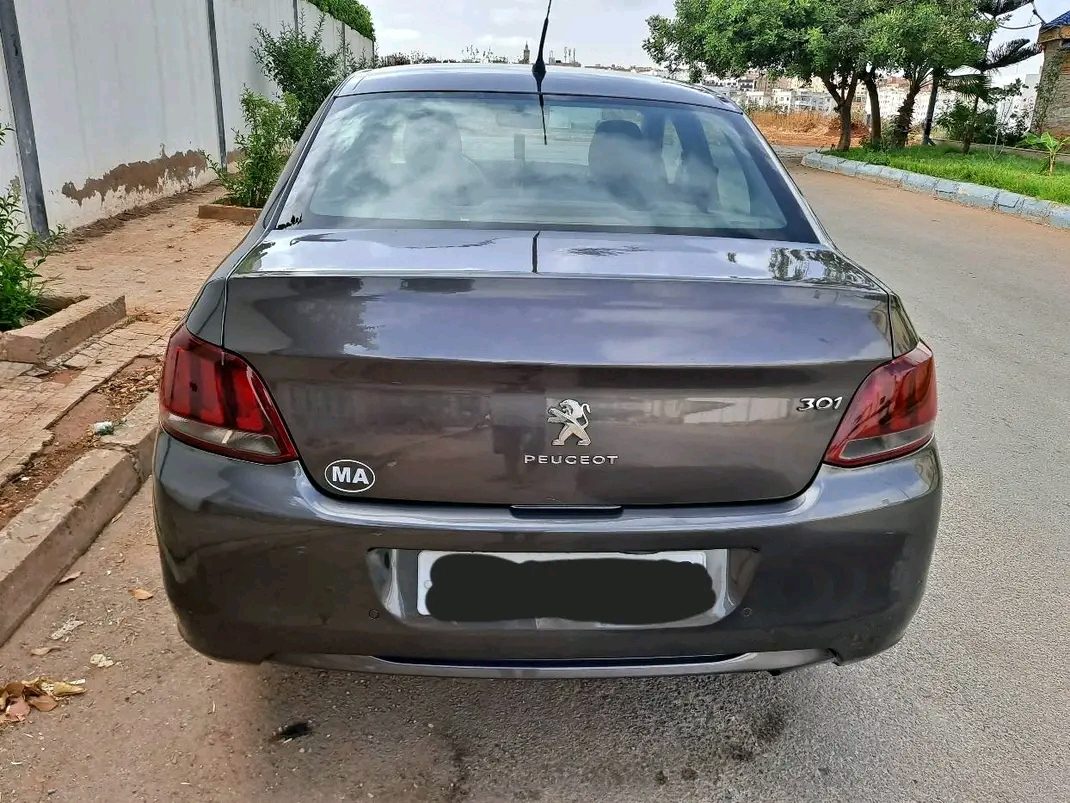 سيارة Peugeot 301 2018 باللون الرمادي في الدار البيضاء - Voitures - Casablanca - photo 2