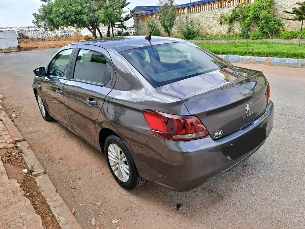 سيارة Peugeot 301 2018 باللون الرمادي في الدار البيضاء - Voitures - Casablanca - photo 3