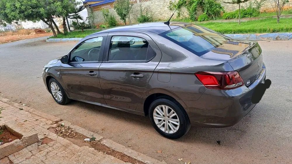 سيارة Peugeot 301 2018 باللون الرمادي في الدار البيضاء - Voitures - Casablanca - photo 6