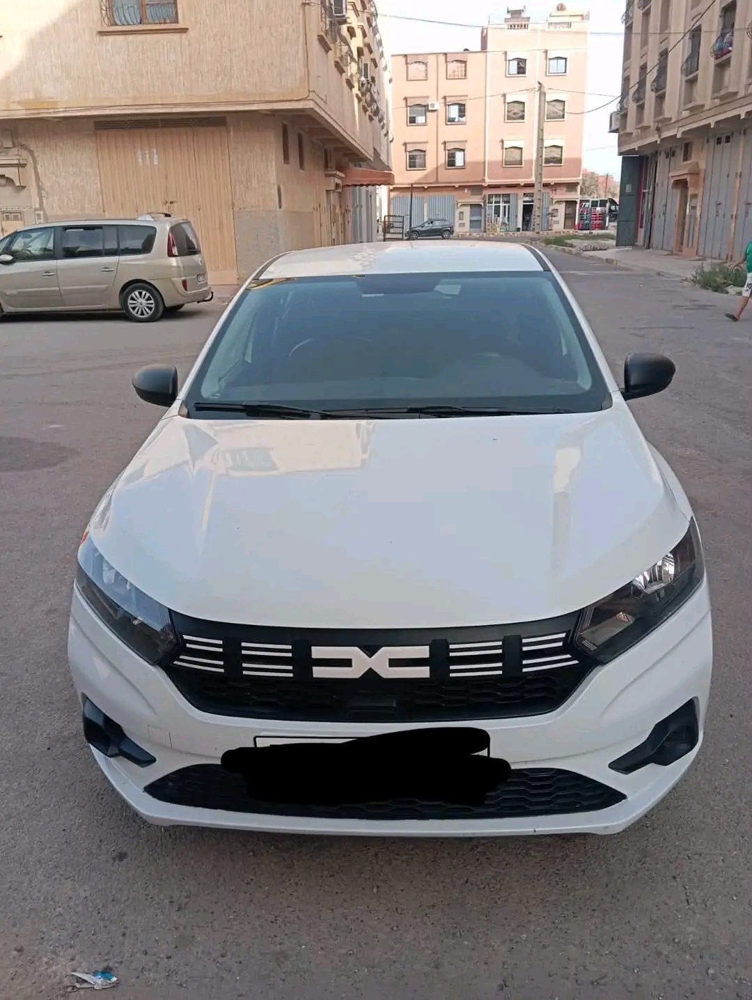 سيارة Dacia Sandero 2026 باللون الأبيض في أكادير